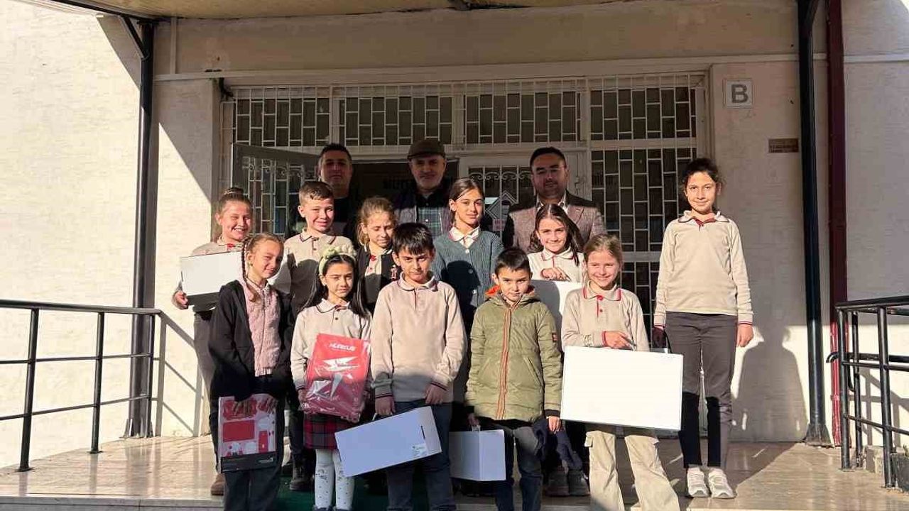 TUSAŞ yöneticisi Osman Demirci, Saffet Şeker İlkokulu öğrencilerinin mektuplarını dinledi