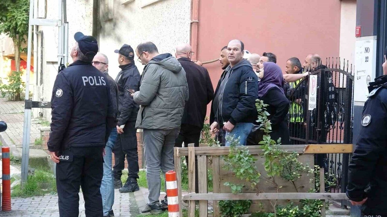 Tuzla'da çatı katı yangını kontrol altına alındı