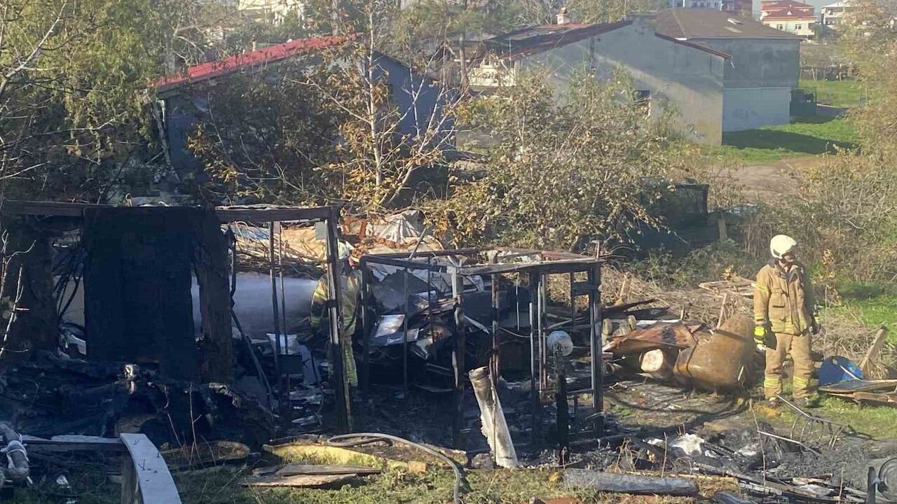 Tuzla'da gecekonduda yangın: Alevler gökyüzünü kapladı