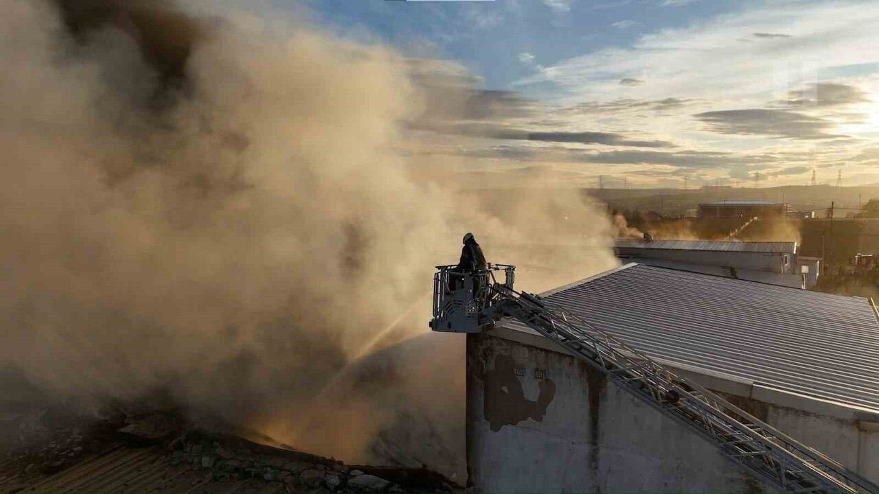 Tuzla’da Kauçuk Fabrikasında Sabah Yangını Paniğe Neden Oldu