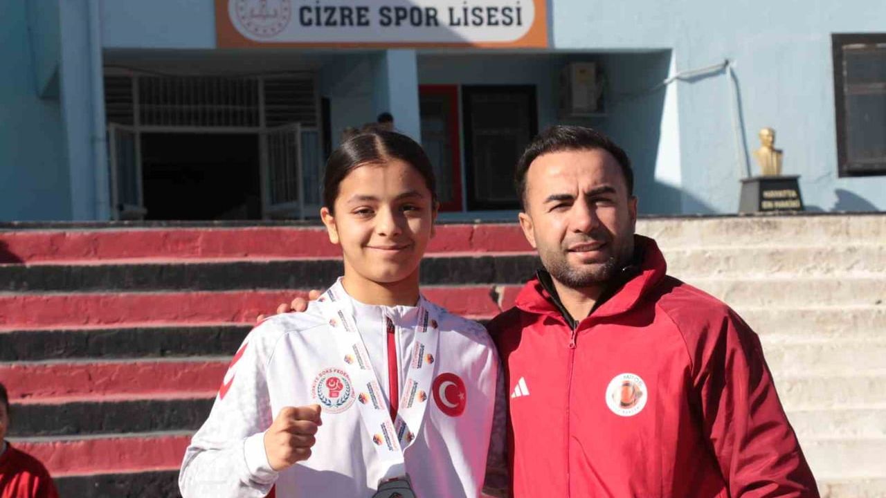 U17 Avrupa 2.'si Asmin Çabas Cizre'de coşkuyla karşılandı
