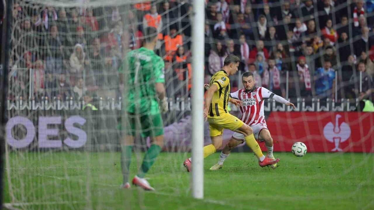 UEFA Konferans Ligi: Samsunspor 1-0 AEK Atina — İlk Yarı Özeti