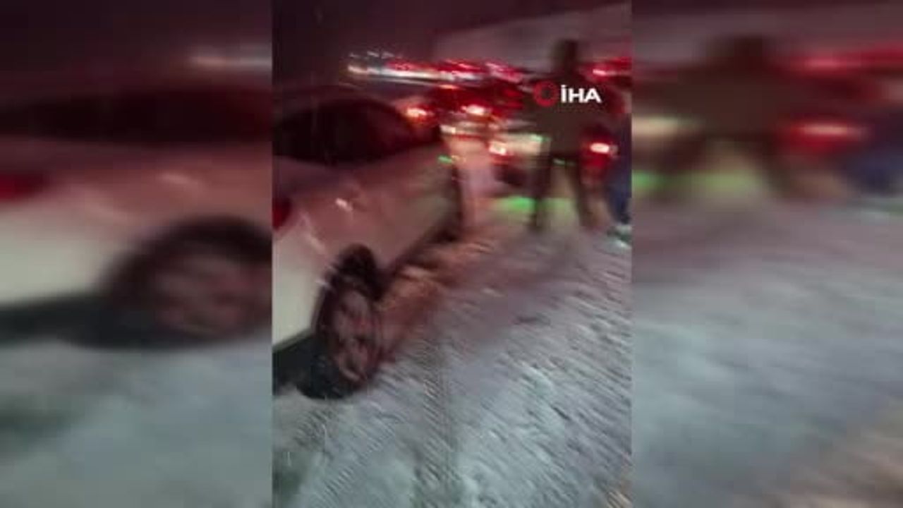 Uludağ'da dönüş çilesi: Kar lastiği ve zincirsiz araçlar yolda kilitledi