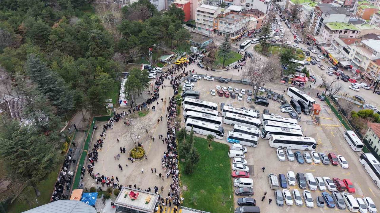 Uludağ'da Hafta Sonu Teleferik Kuyrukları