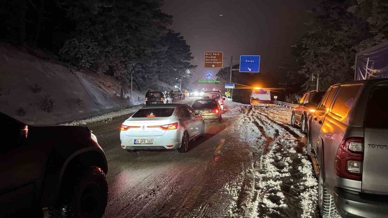 Uludağ’da Karla Gelen Yoğunlukta Jandarma Sıkı Denetim Uyguladı