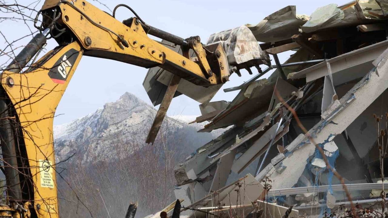 Uludağ eteklerinde kaçak yapı yıkıldı