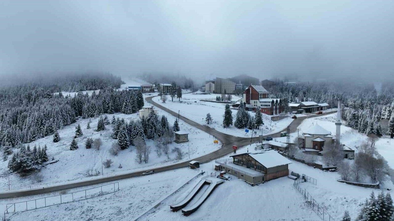 Uludağ zirvesinde kar kalınlığı 10 santimetreye yaklaştı