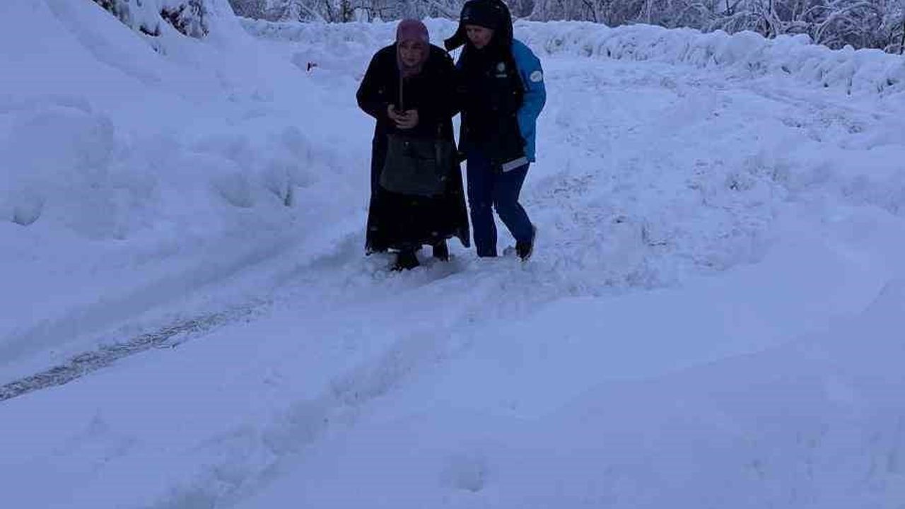 UMKE ekipleri karla kaplı yollarda 62 yaşındaki hastaya ulaştı