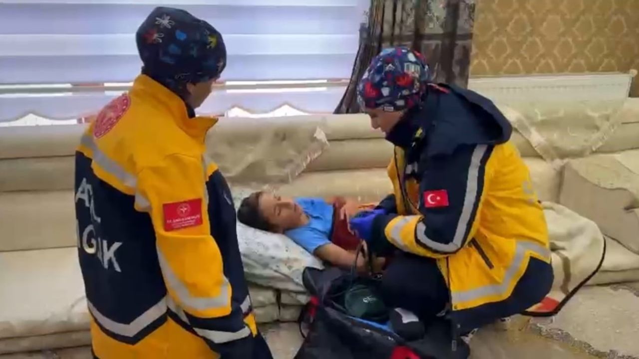 UMKE kardan yolu aştı: Yüksekova'da 8 yaşındaki çocuk hastaneye sevk edildi