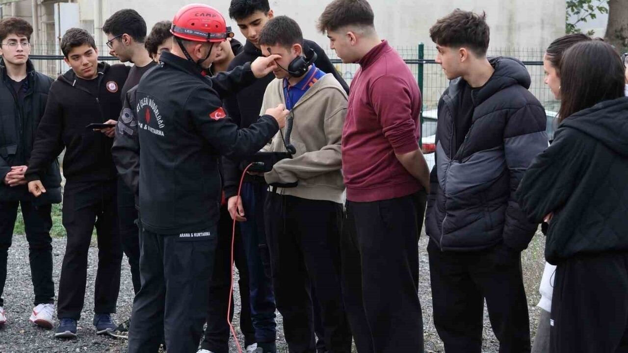 Ümraniye Belediyesi, Liselerde Arama Kurtarma Eğitimleri Gerçekleştirdi