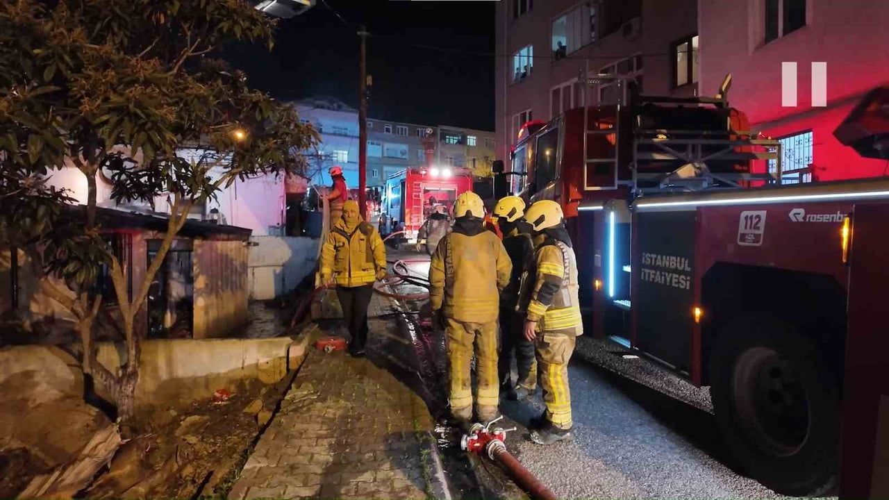 Ümraniye'de Gecekondu Yangını: Ev Kullanılamaz Hale Geldi