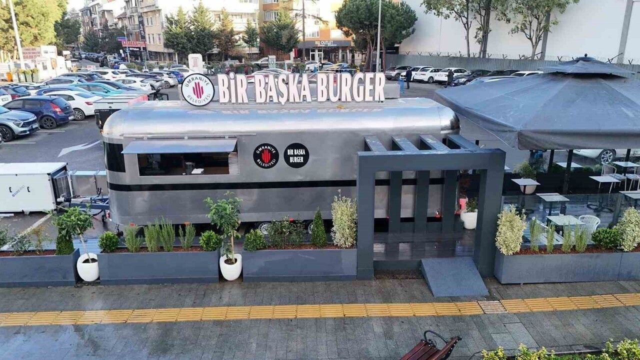 Ümraniye'de gençlere uygun menü sunan Bir Başka Burger şubesi açıldı