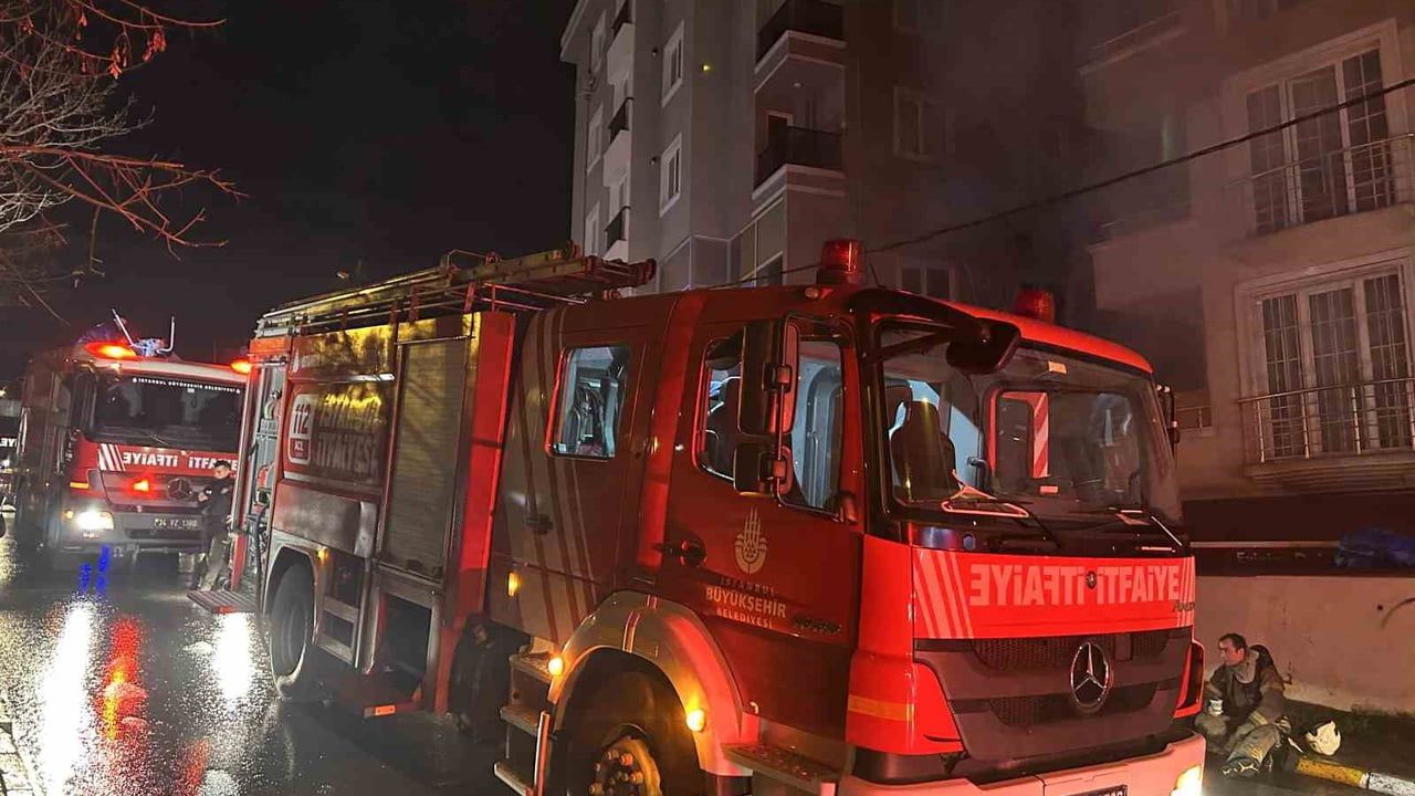 Ümraniye'de giriş katı dükkan alevlere teslim oldu