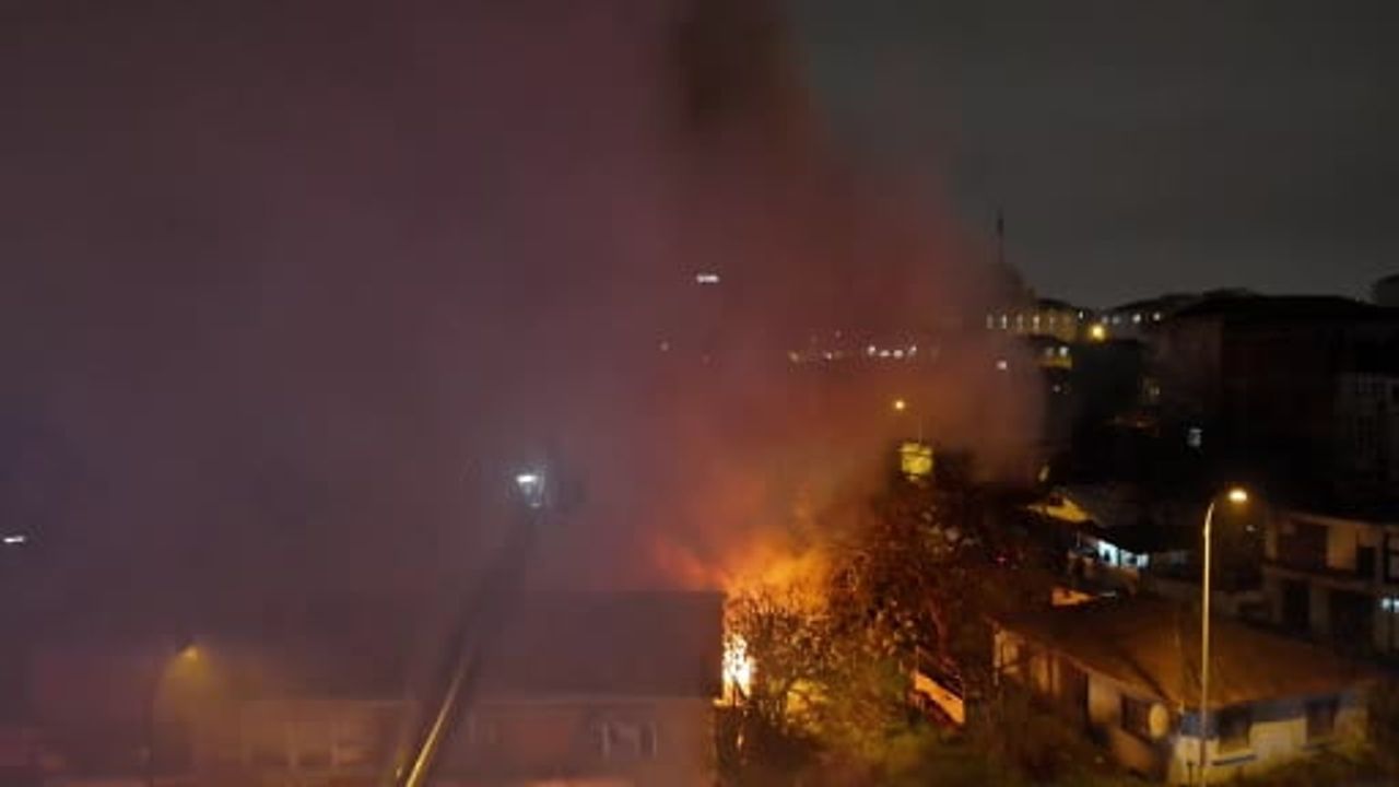 Ümraniye'de kereste deposunda yangın: geniş maddi hasar oluştu