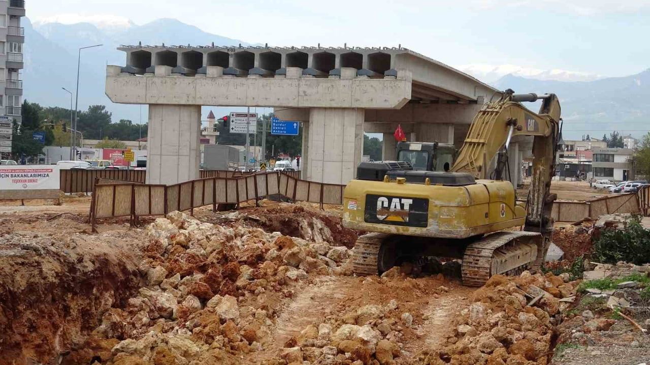 Uncalı Köprülü Kavşağı'nda durdurulan inşaat mahkeme kararıyla yeniden başladı