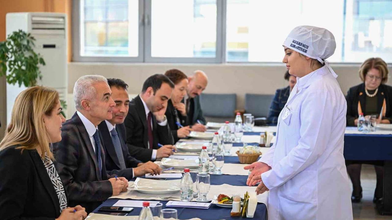 Üniversiteli aşçı adayları yöresel lezzetleri sundu