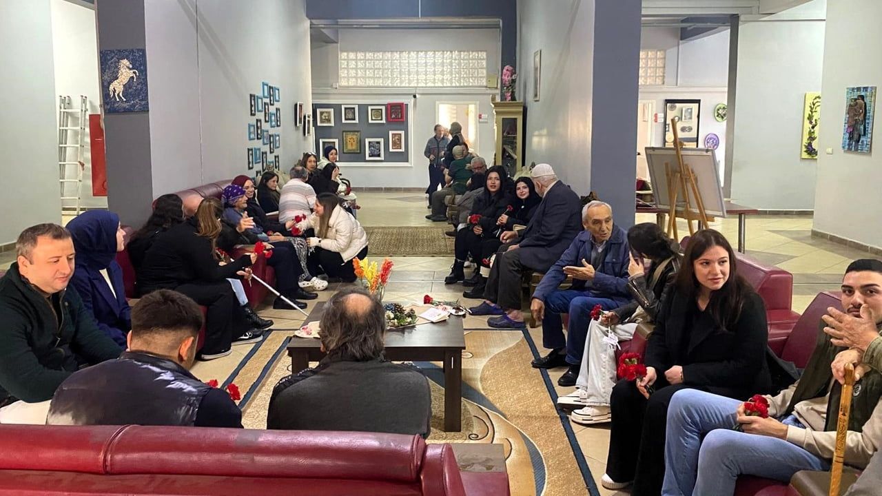 Üniversiteli gençler Hendek Nişancı Huzurevi'ni ziyaret etti