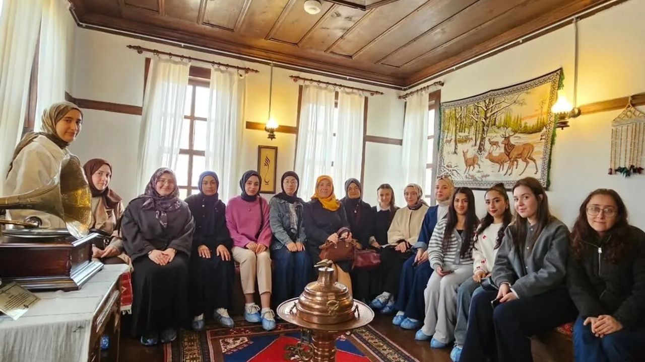 Üniversiteli gençler Sinop'un kültürel mirasını yerinde inceledi