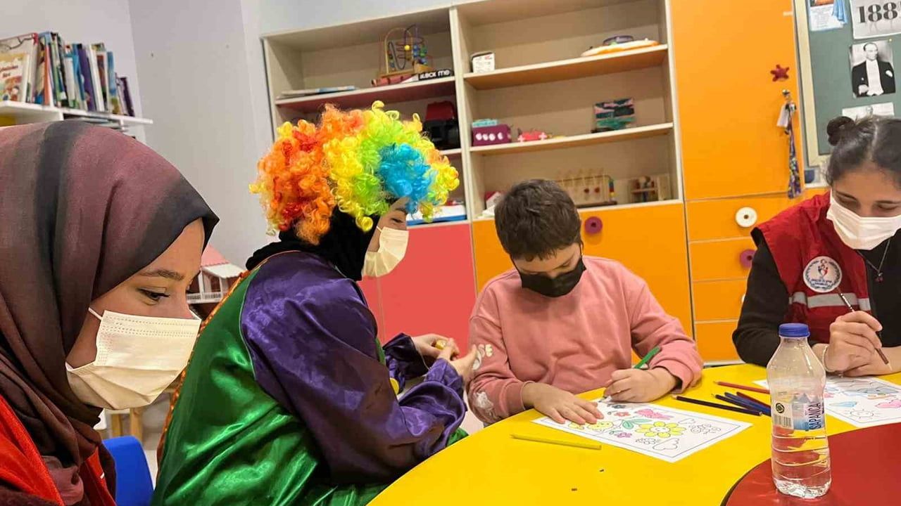 Üniversitelilerden hastanedeki çocuklara moral desteği