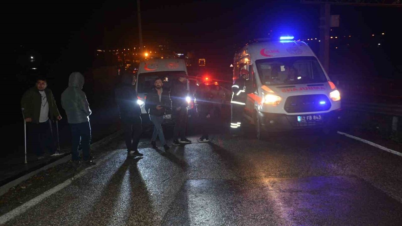 Ünye’de hafif ticari araç ile otomobil çarpıştı: 1 ölü, 4 yaralı