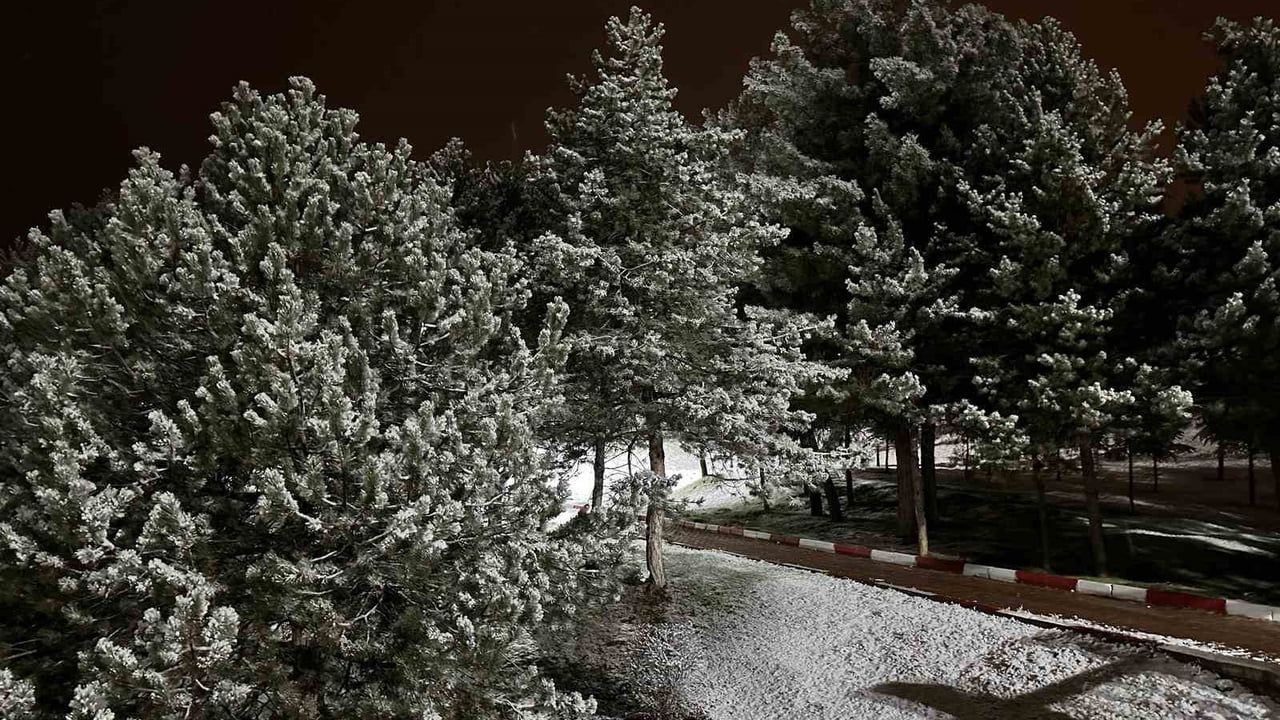 Uşak Beyaza Büründü: Mevsimin İlk Karı Akşam Saatlerinde Etkili Oldu