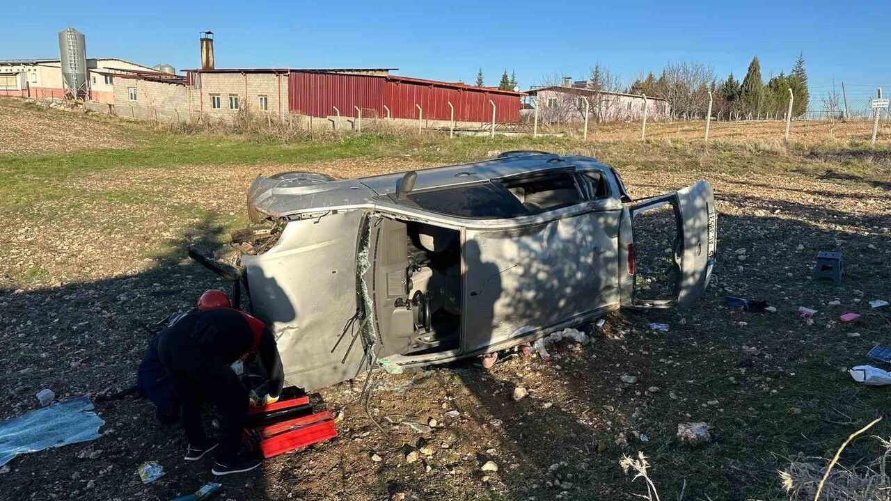 Uşak’ta aileyi taşıyan otomobil tarlaya devrildi: 1’i bebek 5 yaralı