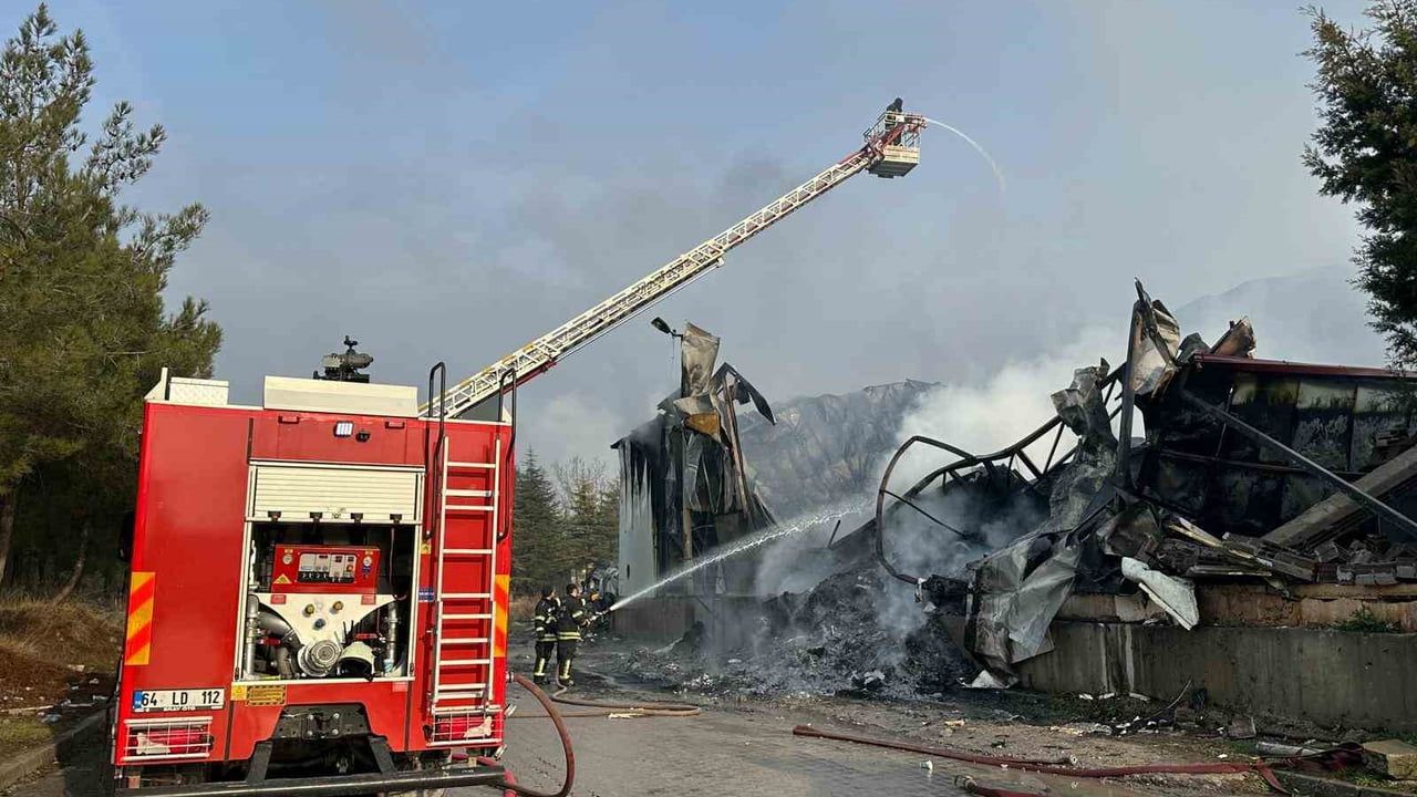 Uşak'ta iplik fabrikasında yangın büyümeden söndürüldü