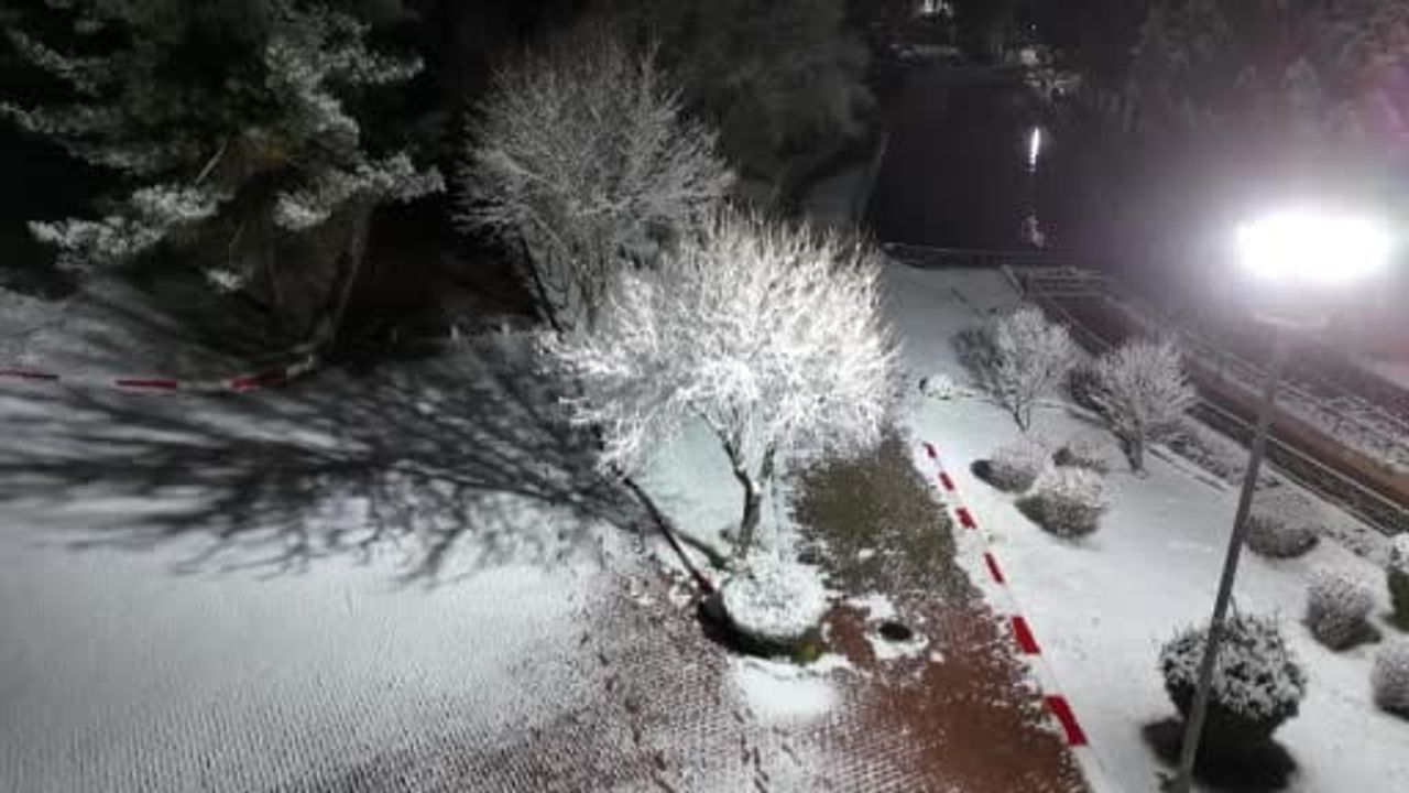 Uşak’ta mevsimin ilk karı etkili oldu — Kent beyaza büründü