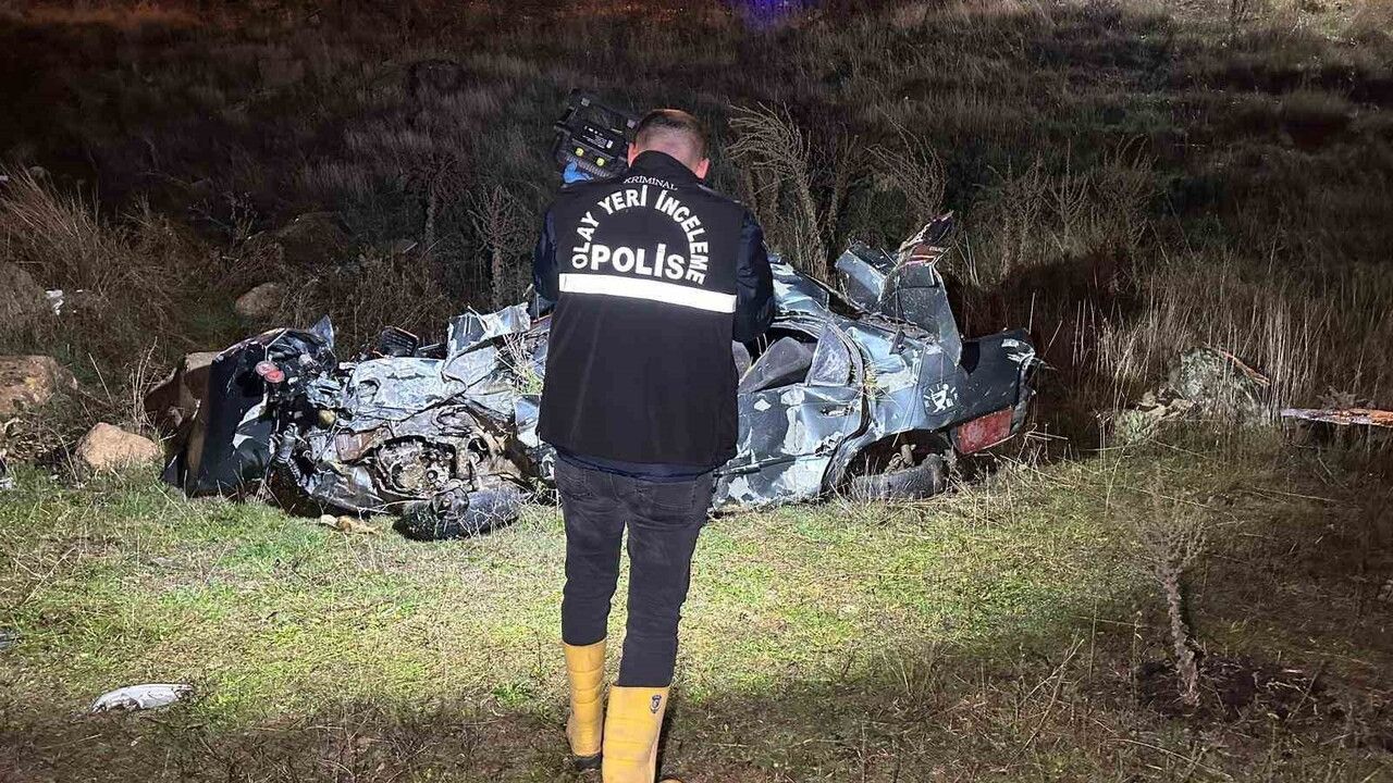 Uşak'ta otomobil refüje çarparak şarampole devrildi: 2 ölü, 1 yaralı