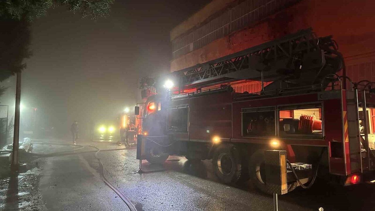 Uşak’ta poşet fabrikasında çıkan yangın itfaiye ekipleri tarafından söndürüldü