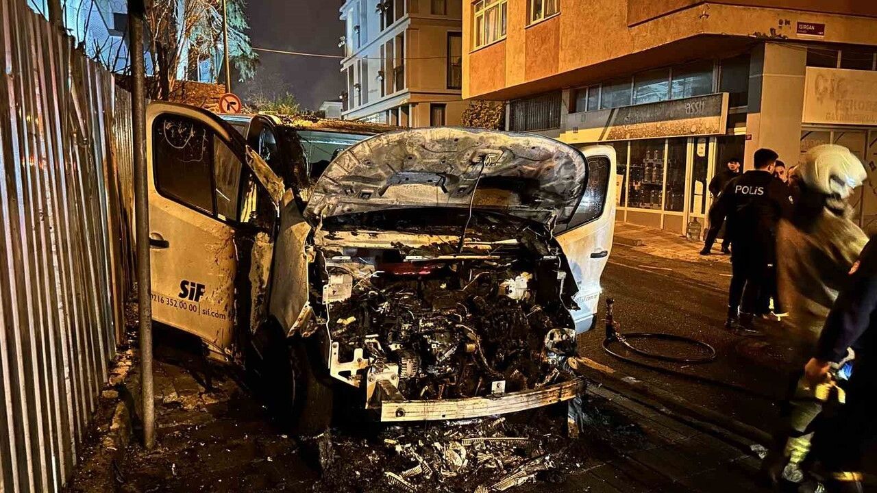 Üsküdar'da park halindeki hafif ticari araç alev aldı