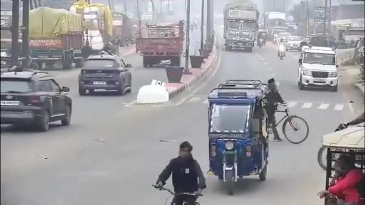 Uttar Pradesh Rampur'da talaş yüklü kamyon devrildi: 1 ölü