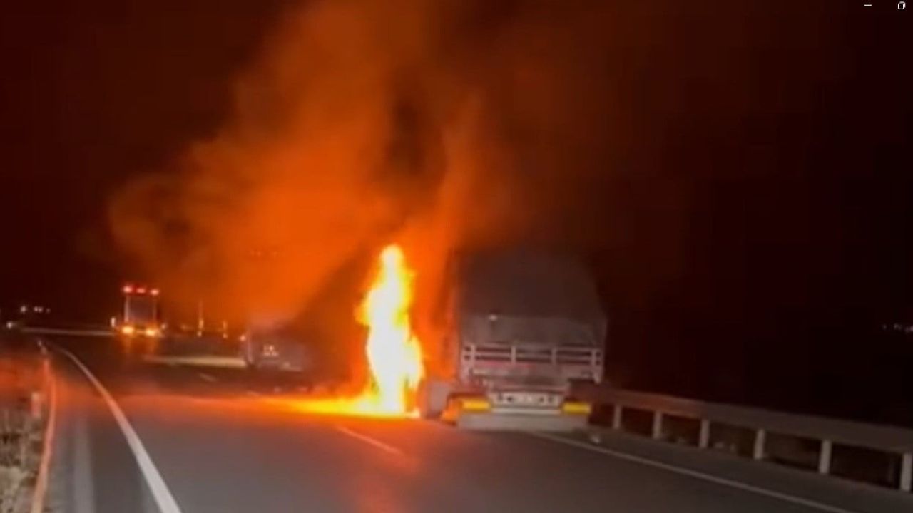 Üzümlü'de seyir halindeki TIR alev aldı, itfaiye müdahale etti