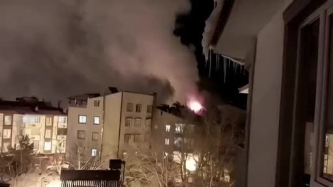 Uzundere'de çatı katı yangını kontrol altına alındı