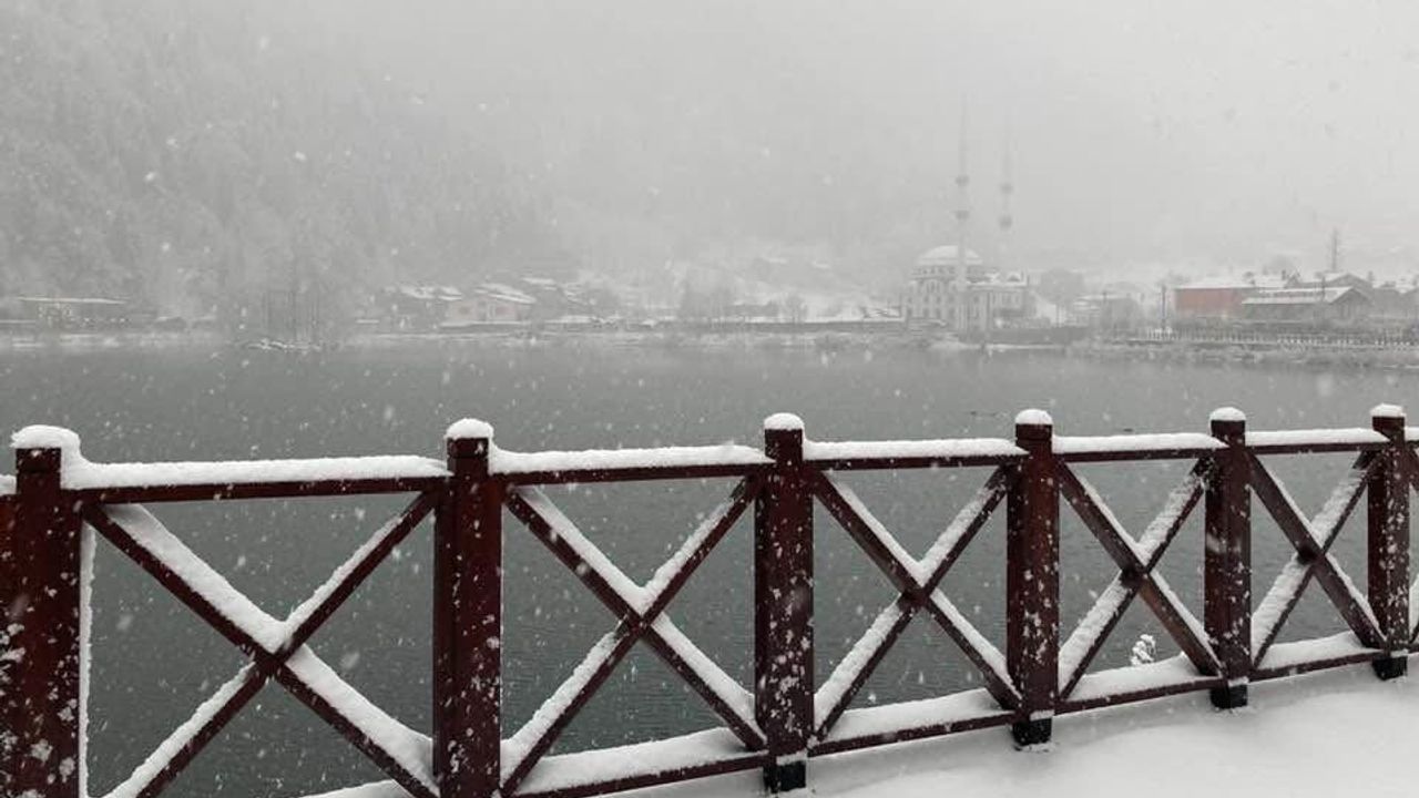 Uzungöl beyaza büründü: Kar örtüsü yer yer 15 santimetreye ulaştı