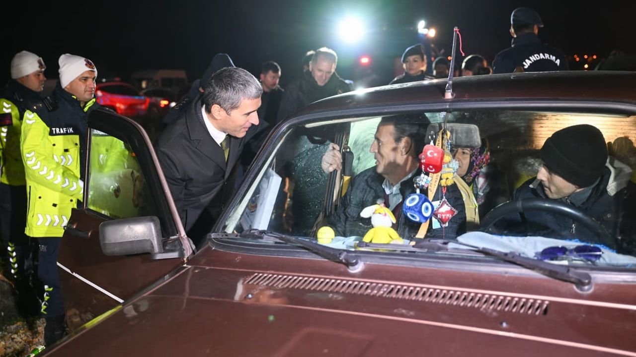 Vali Aktaş, yılbaşı denetiminde polis ve jandarma uygulama noktalarını ziyaret etti