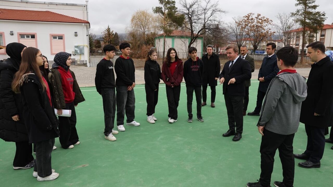 Vali Aydoğdu Erzincan Lisesi'ndeki kauçuk zeminli spor alanını inceledi