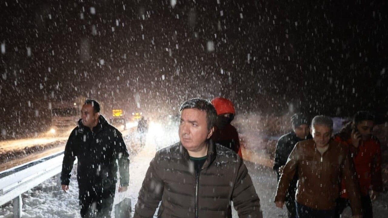 Vali Aydoğdu Sakaltutan'da karla mücadeleyi yerinde inceledi