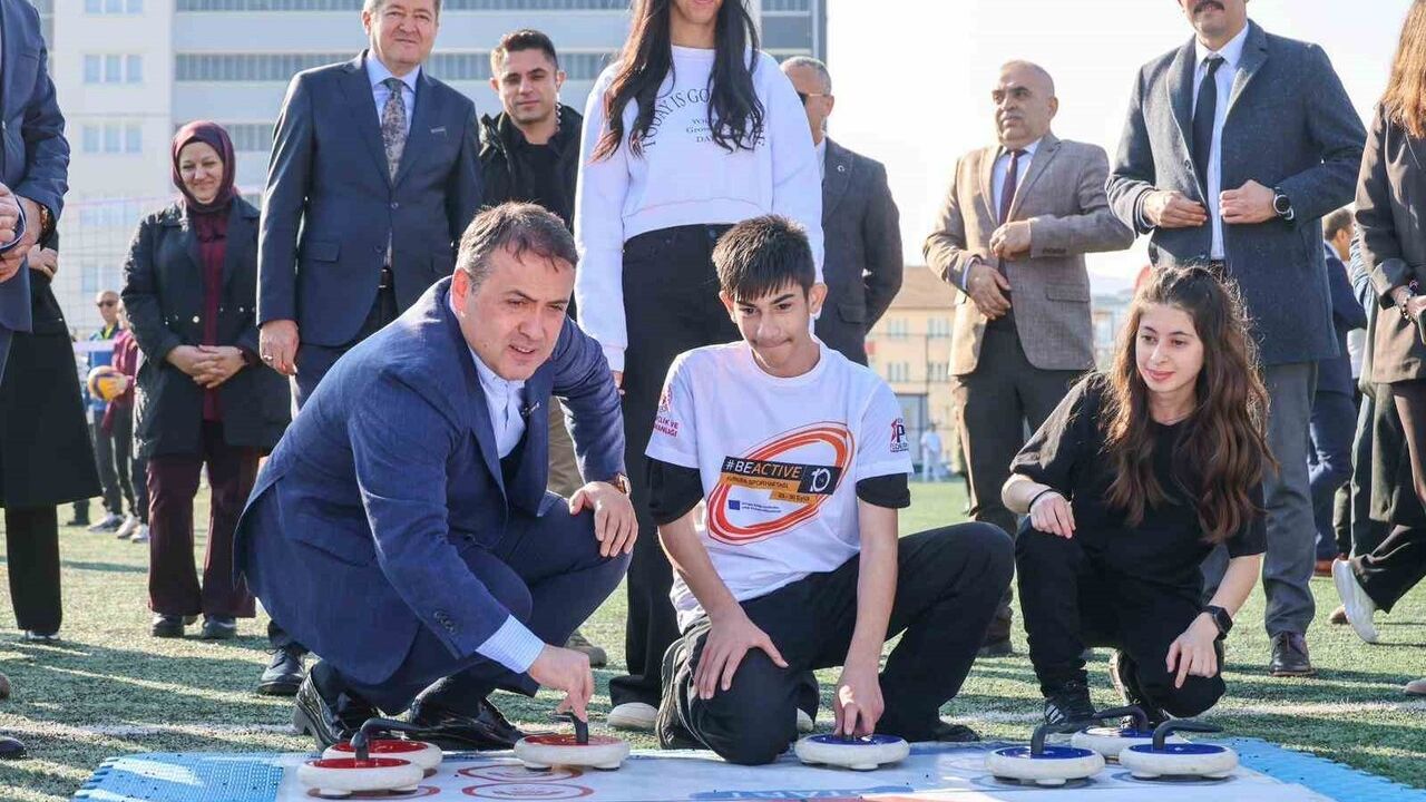 Vali Faik Oktay Sözer özel çocuklarla spor sevincini paylaştı