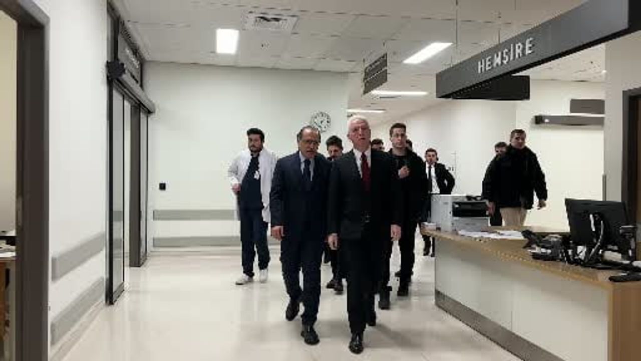 Vali Gül, Esenyurt’taki servis kazasındaki yaralıları hastanede ziyaret etti