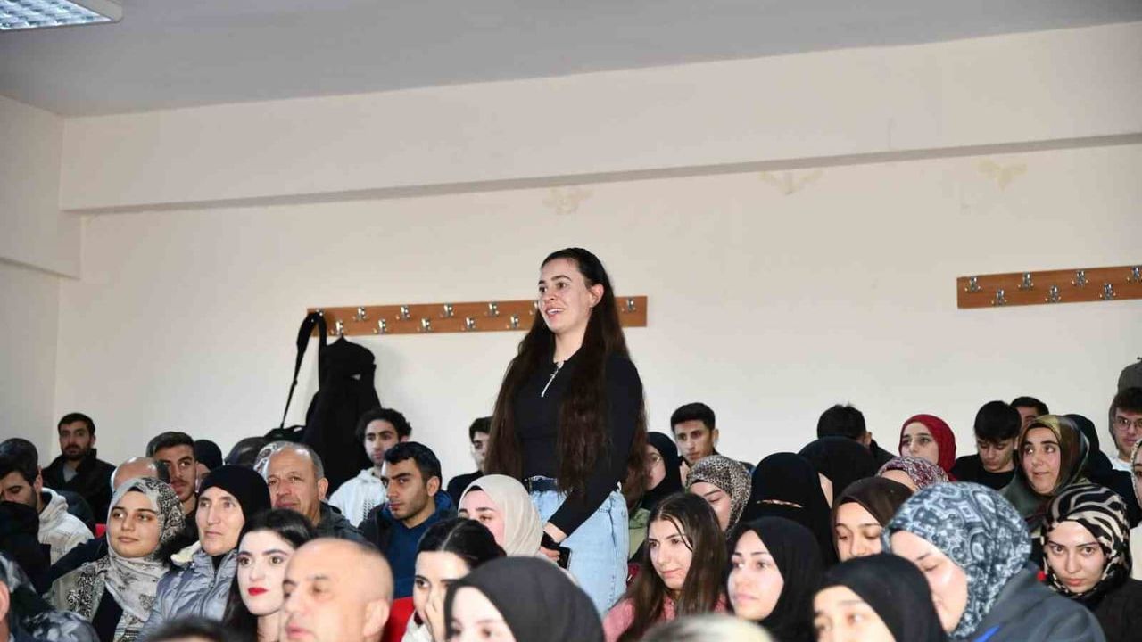 Vali Hayrettin Çiçek, Ardahan Üniversitesi'nde Öğrencilerle Söyleşi Gerçekleştirdi