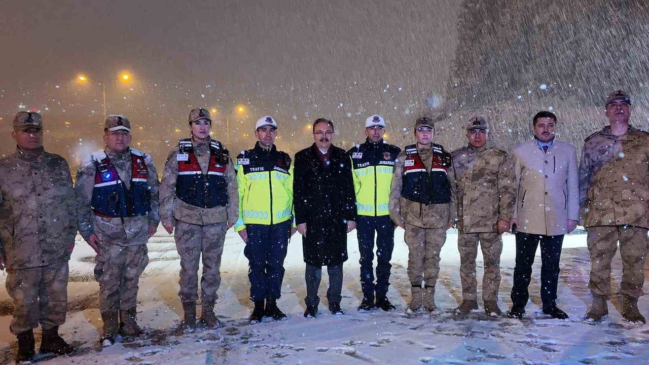 Vali Kızılkaya yılbaşı öncesi denetimlerde kolluk ve acil birimlerini ziyaret etti