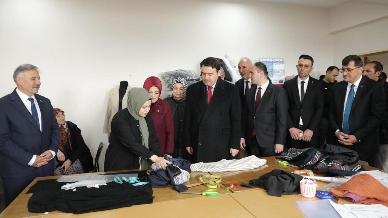 Vali Musa Işın Aslanapa Halk Eğitim Merkezi'nde kursiyerlerle bir araya geldi