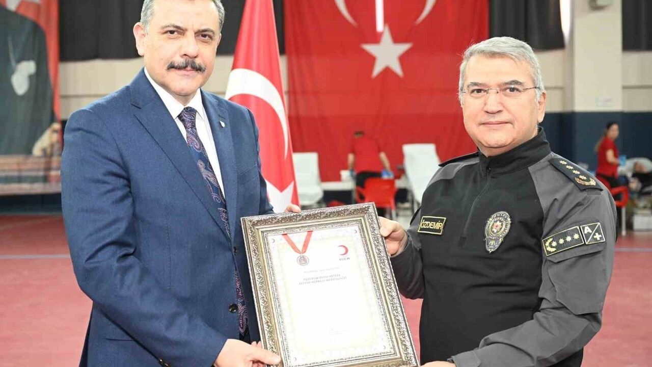 Vali Mustafa Çiftçi 45. kez kan bağışında bulundu ve plaket aldı