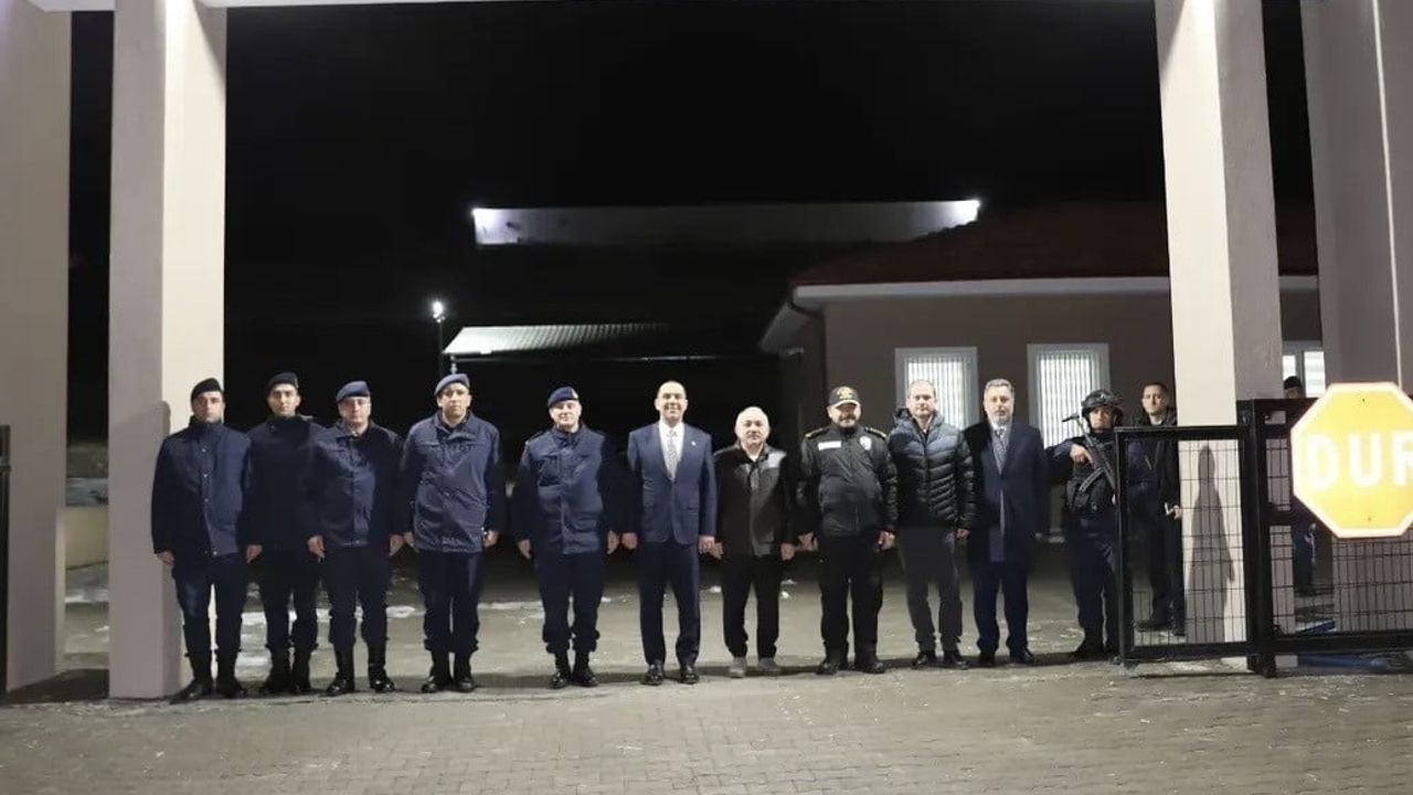 Vali Taşolar, görev başındaki ekiplerin ve yolcuların yeni yılını kutladı