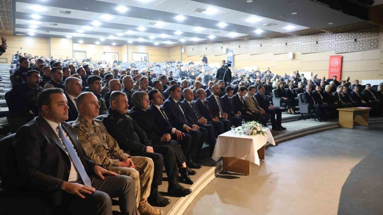 Vali Usta: "Deprem değil, bina öldürür" - Deprem Yönetmeliği Eğitimi