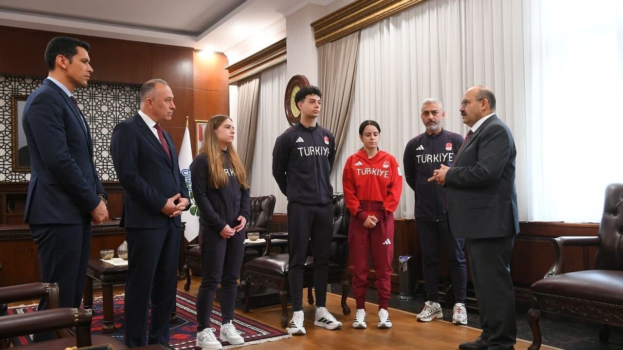 Vali Ustaoğlu, Riyad 2025'te dereceye giren Balıkesirli sporcuları kutladı