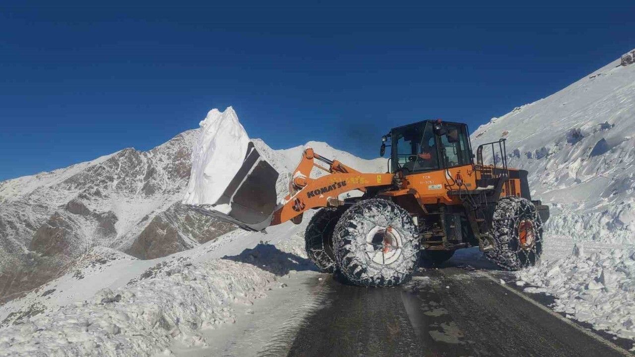 Van-Bahçesaray kara yolu ulaşıma açıldı