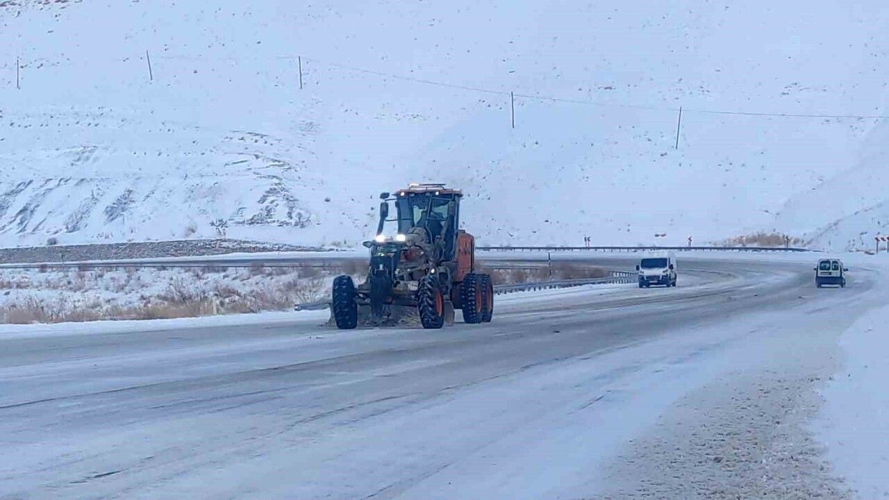 Van-Bahçesaray yoluna çığ düştü: Ulaşıma geçici kapatma