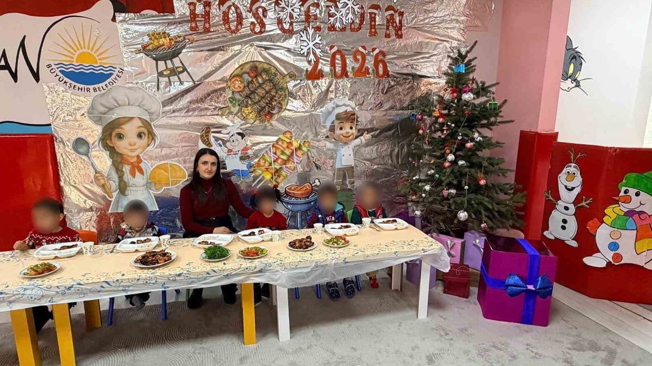 Van Büyükşehir Belediyesi'nin Regaip Kandili'nde Noel temalı etkinliği tepki çekti